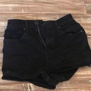 Highwaisted black shorts